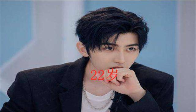 有种优秀叫选秀发起人年龄,宋茜33岁,张艺兴27岁,而他只有22岁!