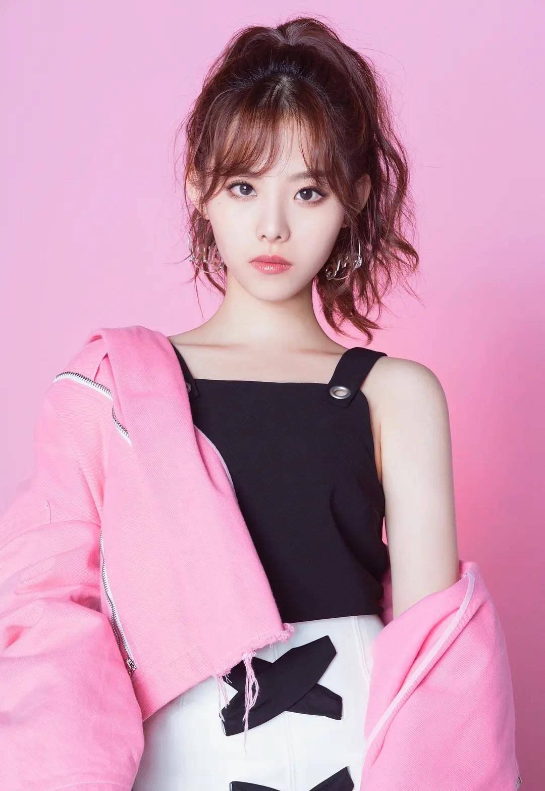 虽然董颜出道以来,都在演配角,但参演的都是大制作