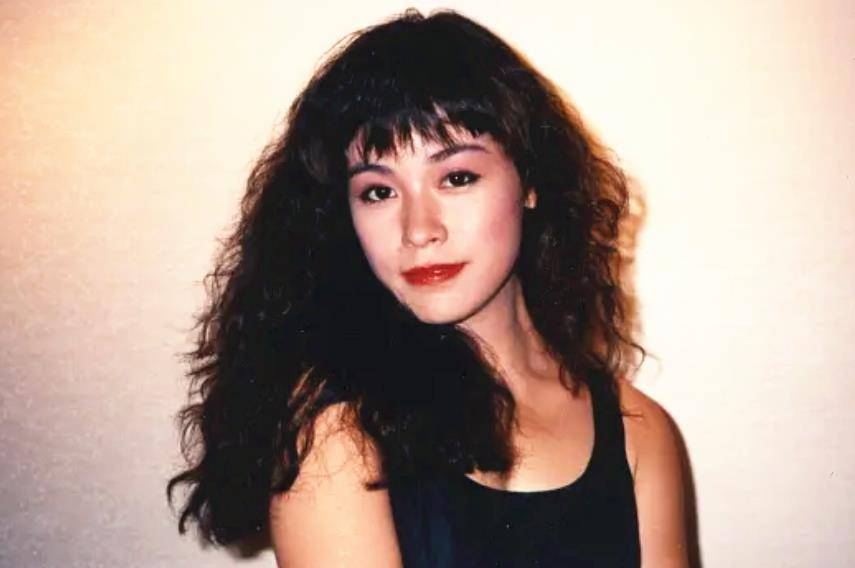 年轻时的林其欣,五官深邃,身材高挑,是一位很大气的美女.