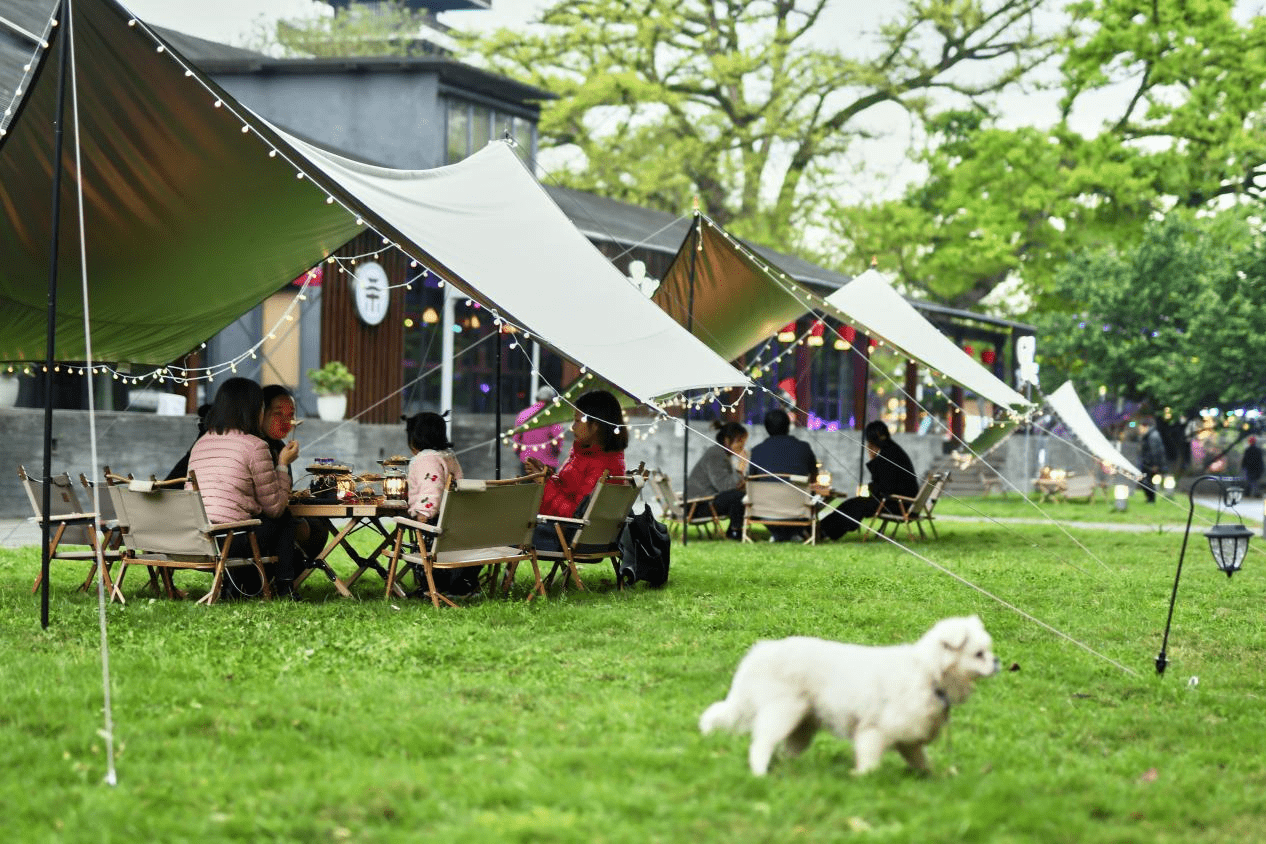 露营野餐户外休闲成新宠 成都周边多景区推出避暑休闲营地_活动_安仁