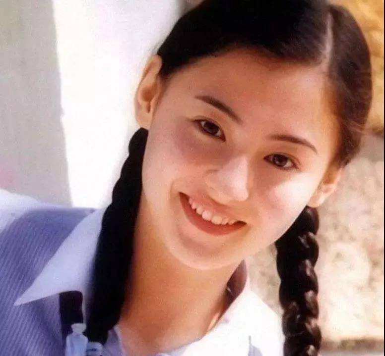 张柏芝童年照惊艳网友,发质发量更吸睛!