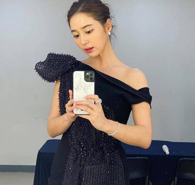 李秉宪老婆闭眼不看桃花,13年后与丈夫合影_李敏贞_夫妻_李智妍