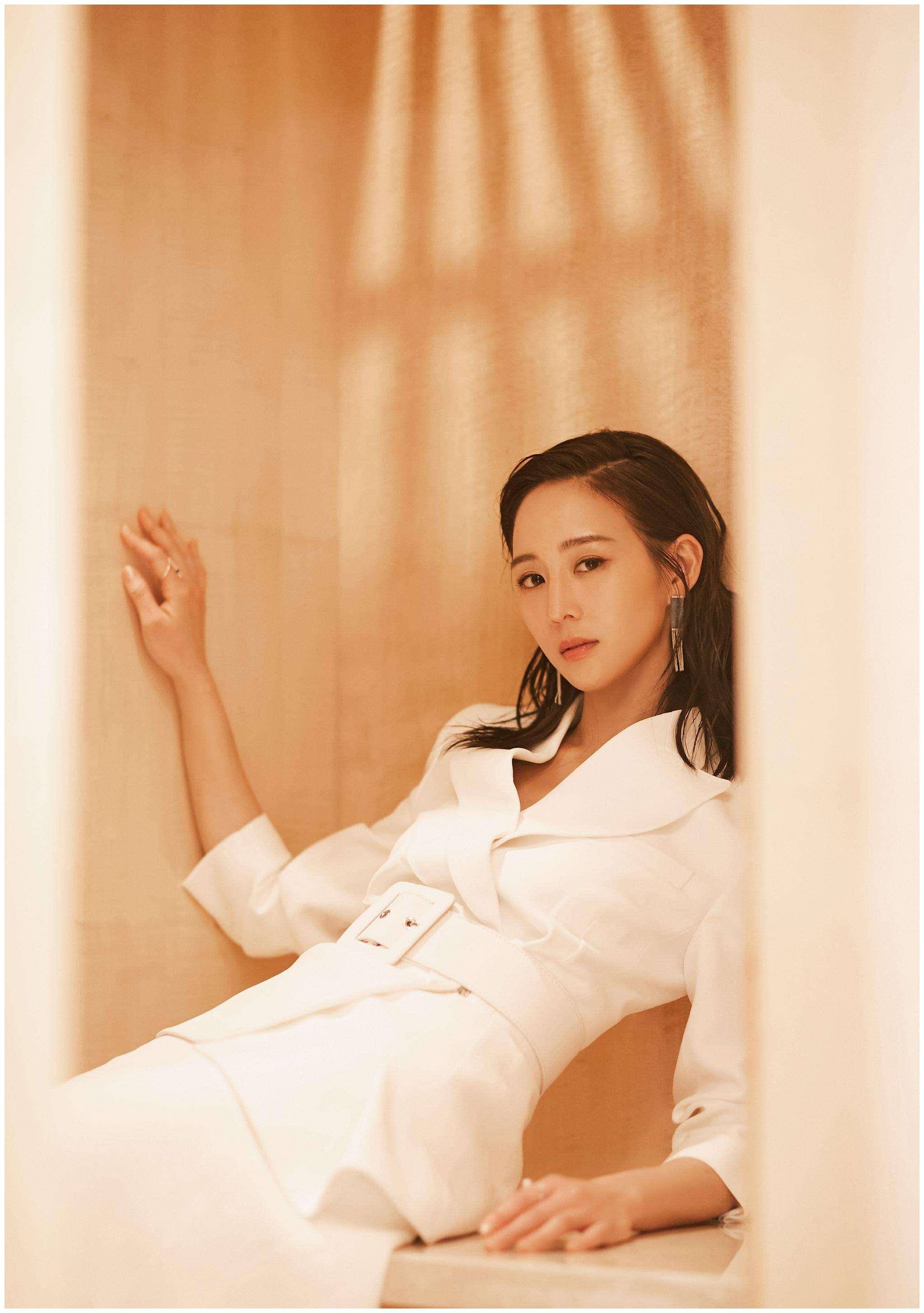 原创张钧甯演绎夏日都市风穿一袭白裙绿色高跟鞋36岁气质更清新