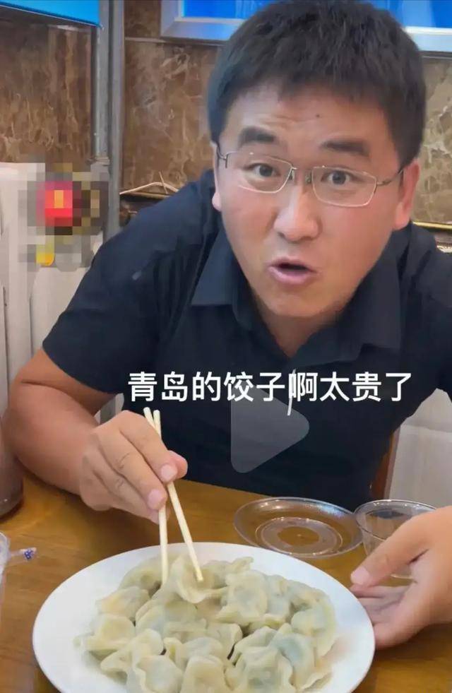 视频中,明星姜涛和以往一样,不但表情夸张,而且拿起饺子吃完以后还大