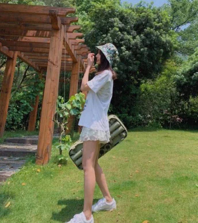 原创张子萱二胎后穿迷你裙一双16岁少女腿惊艳全网陈赫娶了一个什么宝