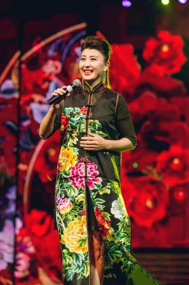 50岁闫学晶审美独特,大印花裙装充满乡村气息,造型像"容嬷嬷"_魅力