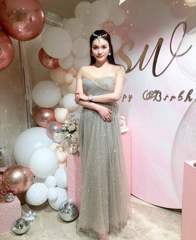 魔仙女王晒34岁生日照身材窈窕美艳动人昔日女神容颜永驻