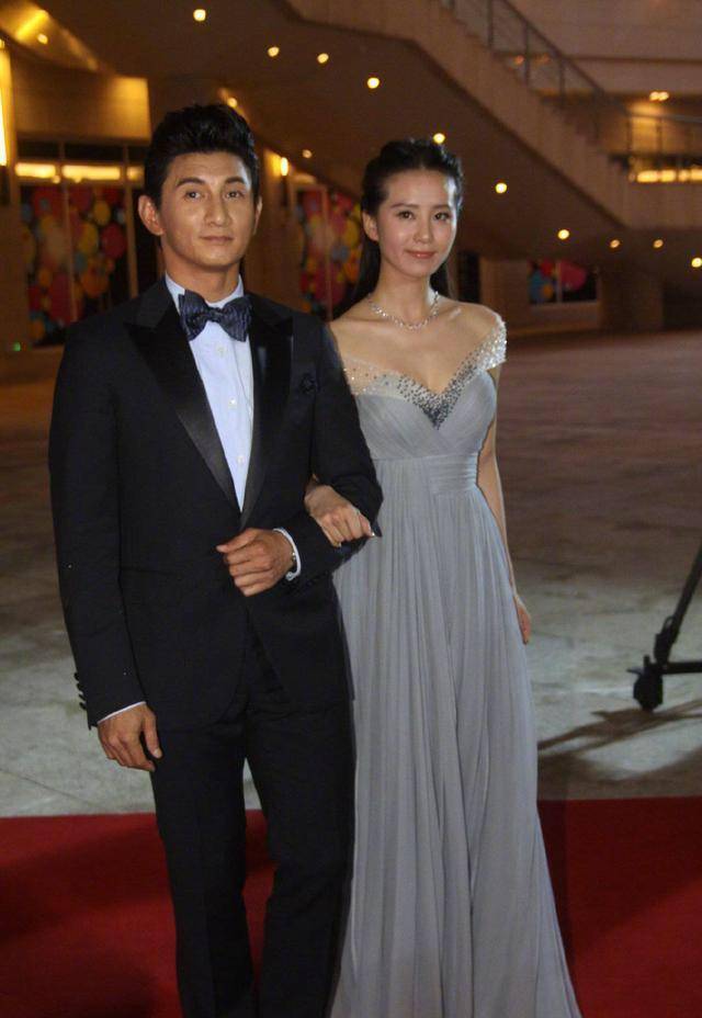 一组吴奇隆刘诗诗刚在一起时的照片两人手挽手十分甜蜜