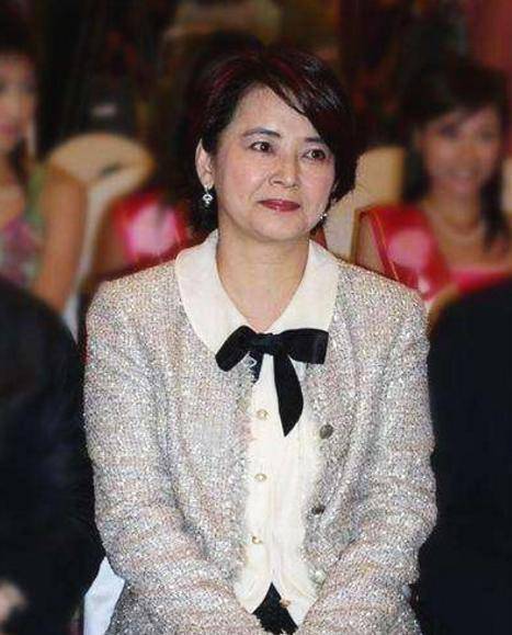 胡慧中穿皮草搭平底鞋虽然是62岁的老人也美的高级优雅