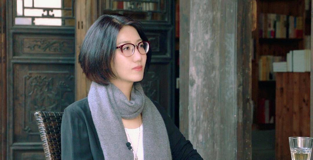 曾任周刊主笔,现是访谈主持,易立竞被熟知因她犀利的采访风格_采访者