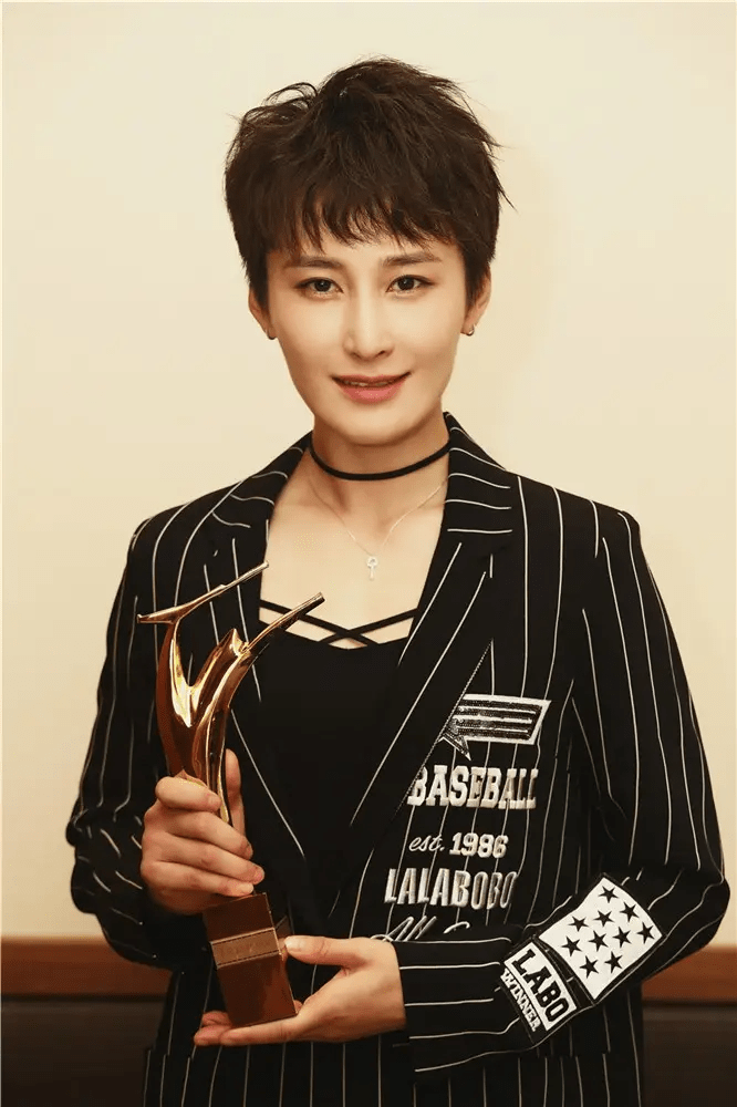 求蒋璐霞把短发焊头上吧,就算弄着杀马特的发型,也仍然招人喜欢_女生_