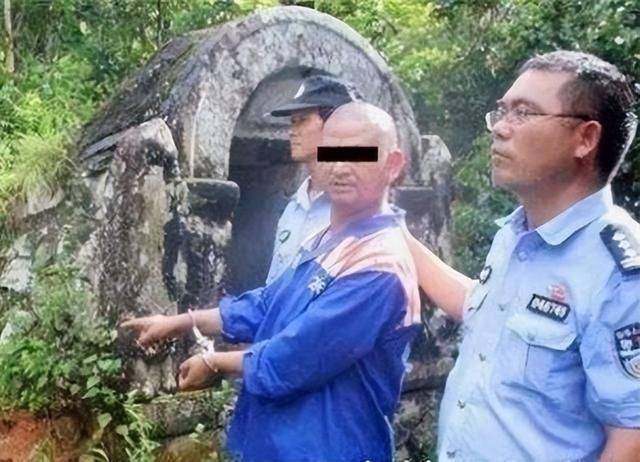 杨彬等盗墓贼落网后指认盗墓现场于是乎,跨国追回国宝的行动展开!