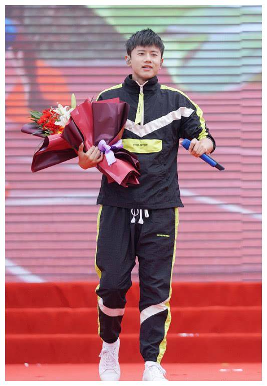 然后,我看到张杰脚搭配白鞋. 百合格好的白鞋很受欢迎.