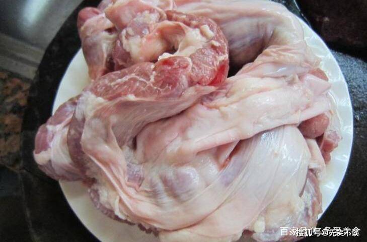 隔山肉的另一个名字叫挡风肉,是位于猪的腹部,是一头连着猪肝一头连着