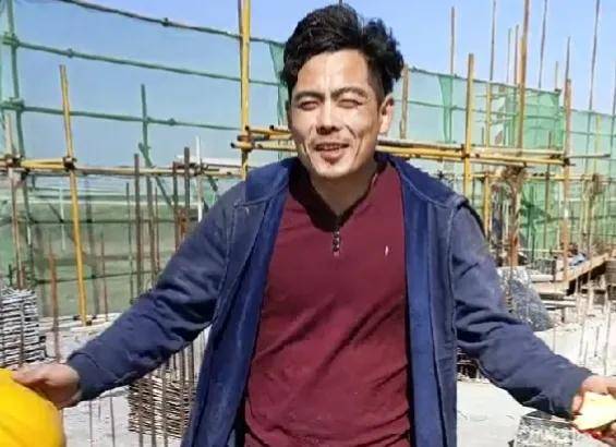 原创工地小伙因长得太像杨烁走红全网脸型身形酷似犹如杨烁本人