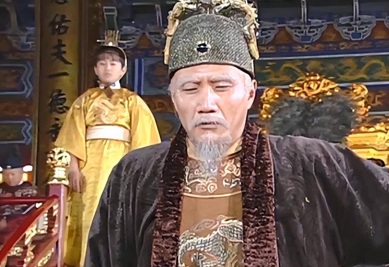 表演方面收放自如,他把各个时期的朱元璋都拿捏得很准,从年轻时的迷茫