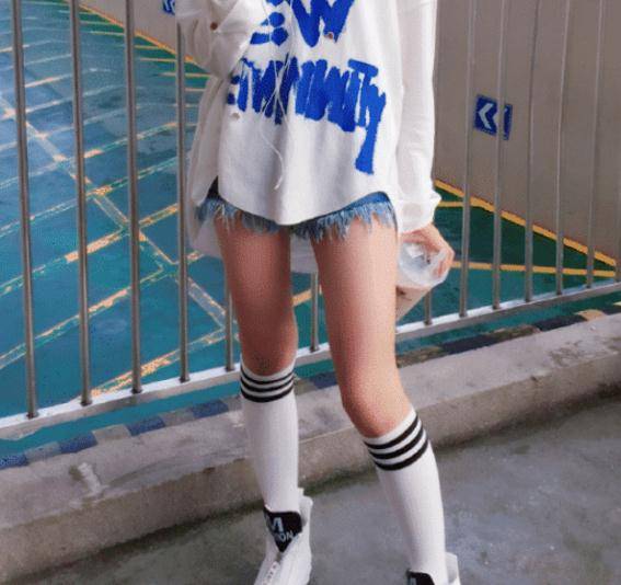 林青霞"女儿"终于长大,17岁穿上"奥利奥袜"的腿,长得要命_柴蔚_气质