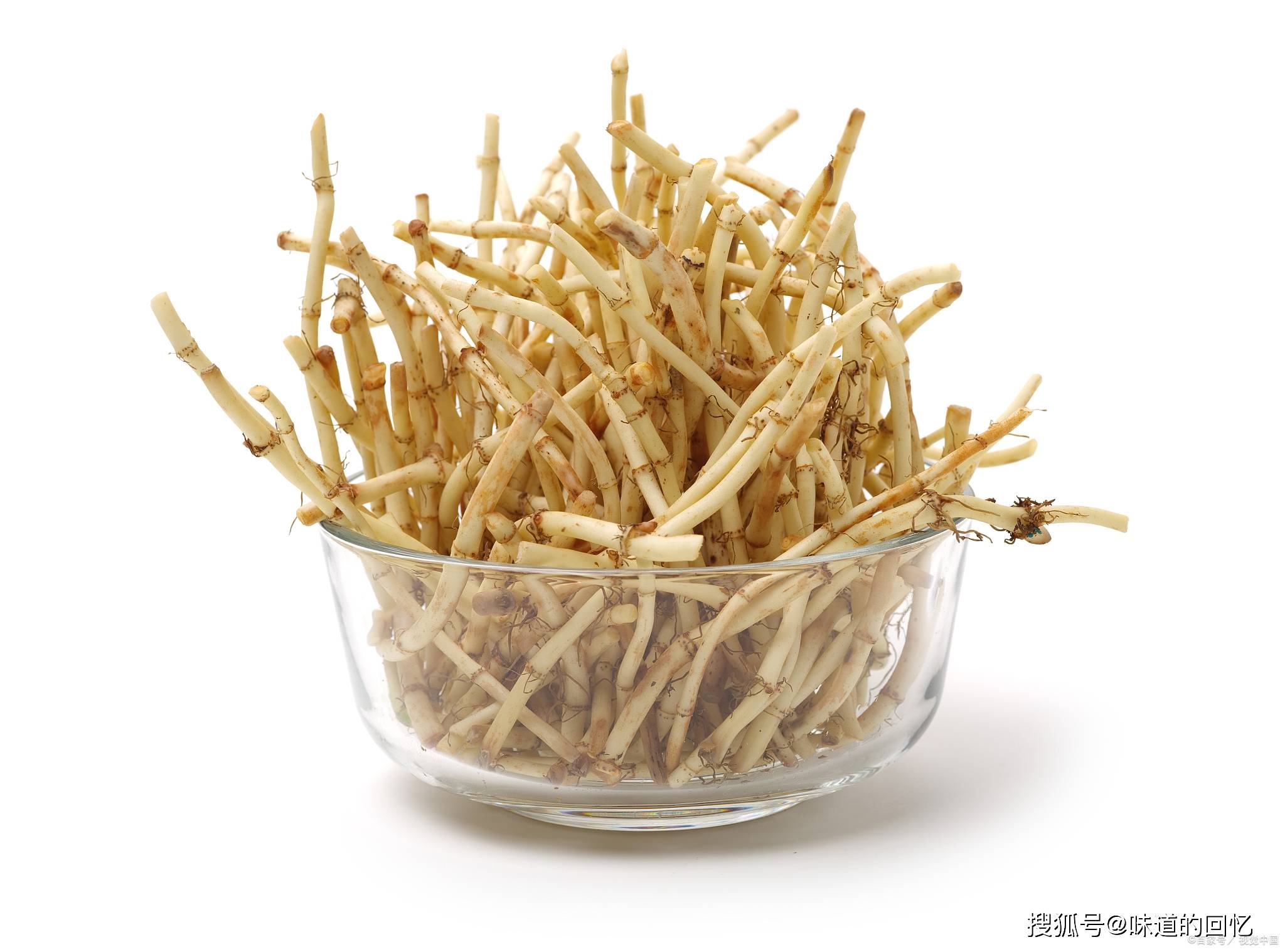 很多人喜欢用它做凉拌菜,但有人说吃它能致癌,到底是真是假_鱼腥草