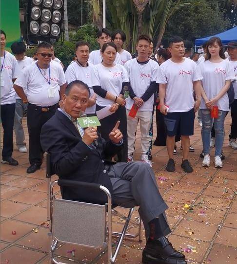 原创63岁万梓良酒吧捞金成网红港星的没落尽收眼底