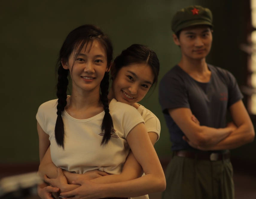 她是科班演员,毕业于中戏,《芳华》是她的出道作品.