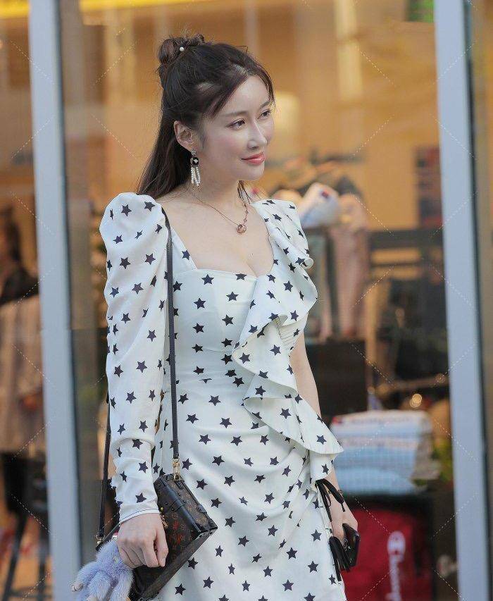 原创30多岁女人一枝花姐姐轻松驾驭低胸裙释放成熟的魅力