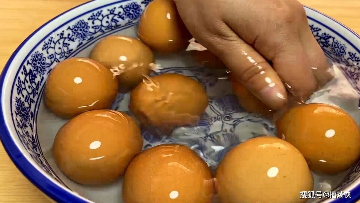 用鸡蛋皮去鸡皮肤(用鸡蛋皮去鸡皮肤的方法)