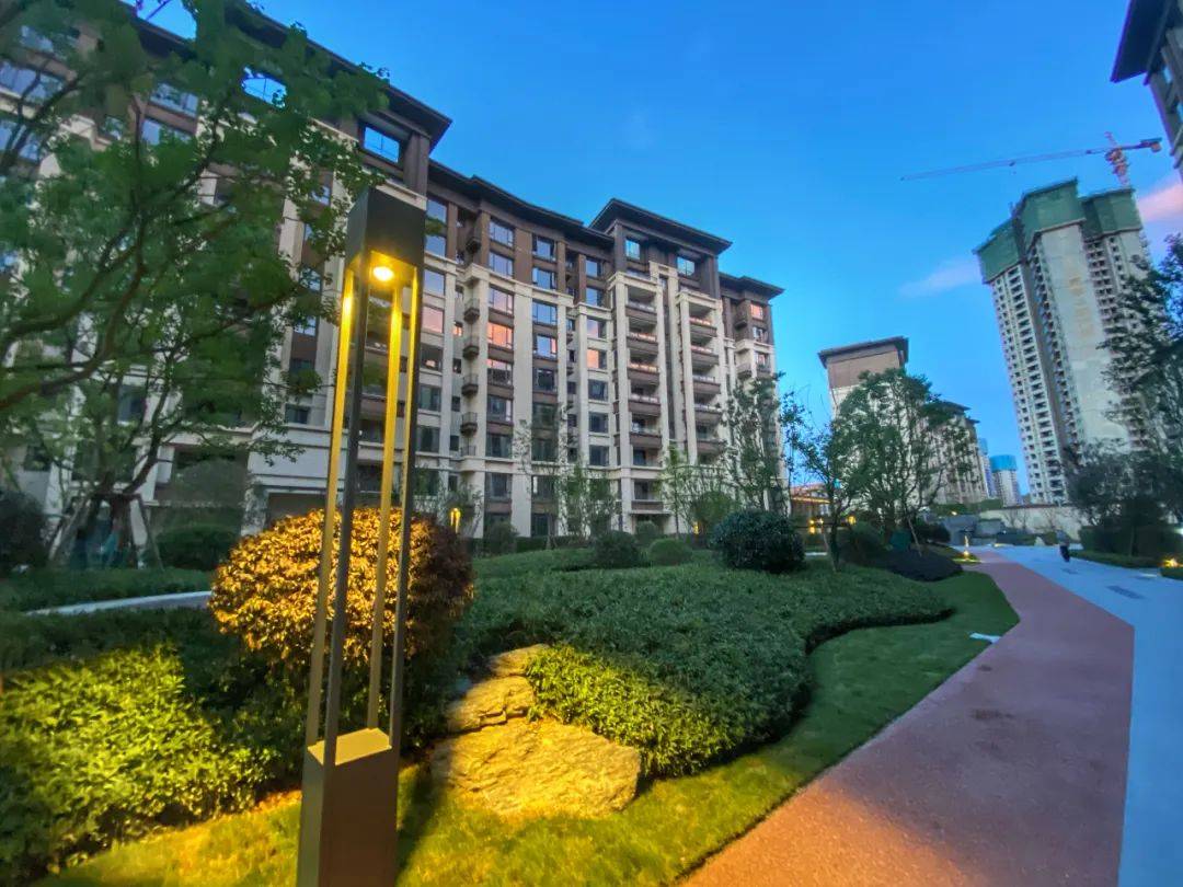 勾勒出立体质感,到达视觉美感协调统一,让中铁悦龙南山更具艺术气质