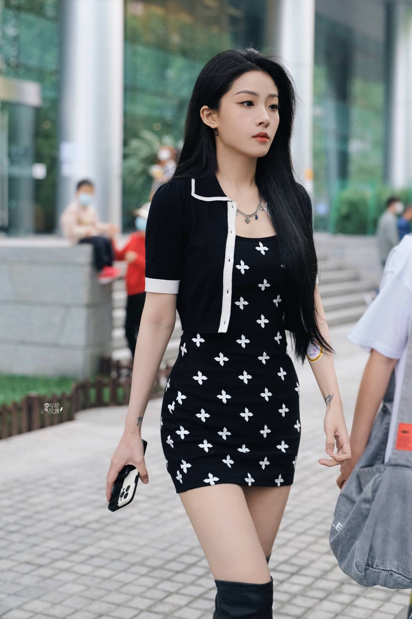 喻言搜狐大楼录制上班街拍图长发飘飘黑底白花包臀裙身材绝赞性感霸气