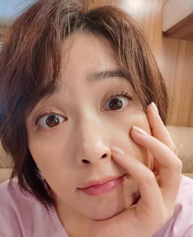 原创37岁蒋欣被质疑整容晒出自拍照气质变化太明显一点都不像她