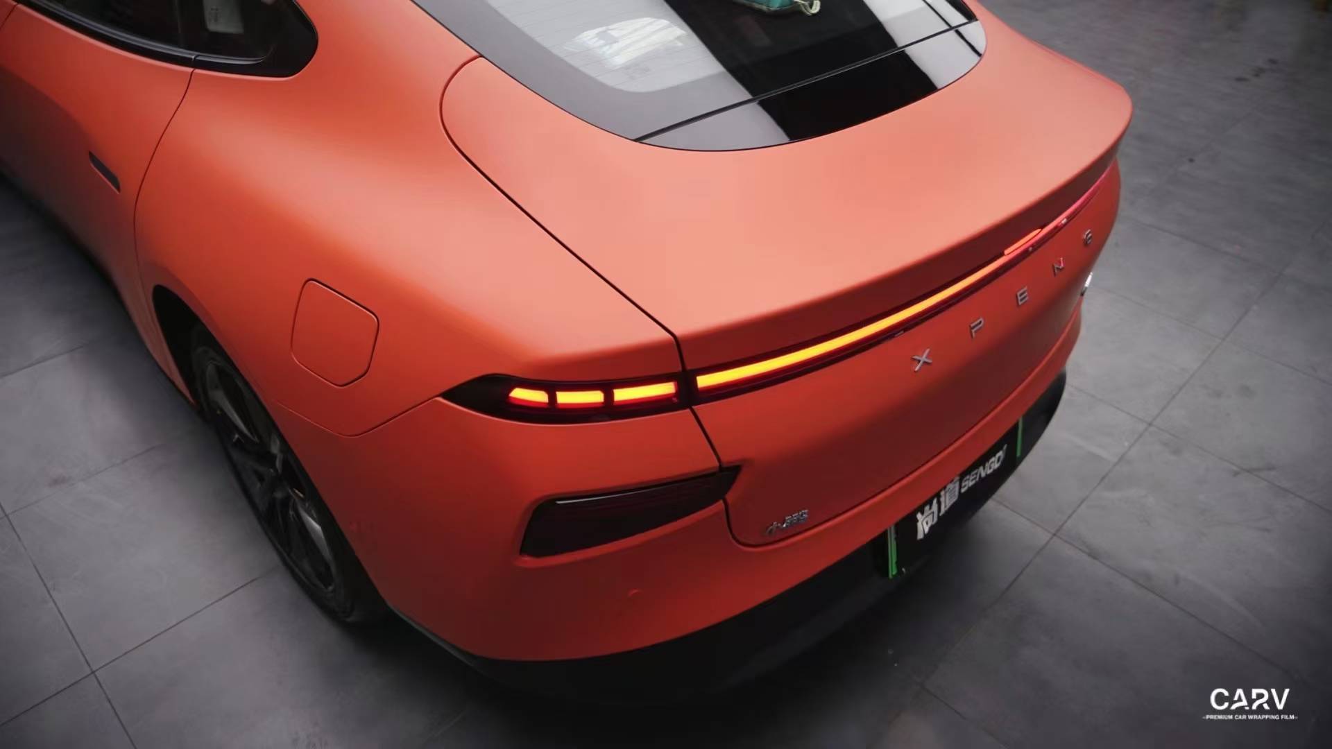 小鹏p7卡孚改色膜消光熔岩橙