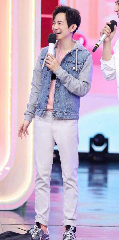 一身牛仔装亮相,何炅这套造型简直了,蓝色牛仔外套搭配白色牛仔长裤