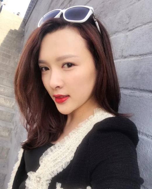 香秀"对身材的管理维持得非常好,依然那么有女人味,希望在未来王君平