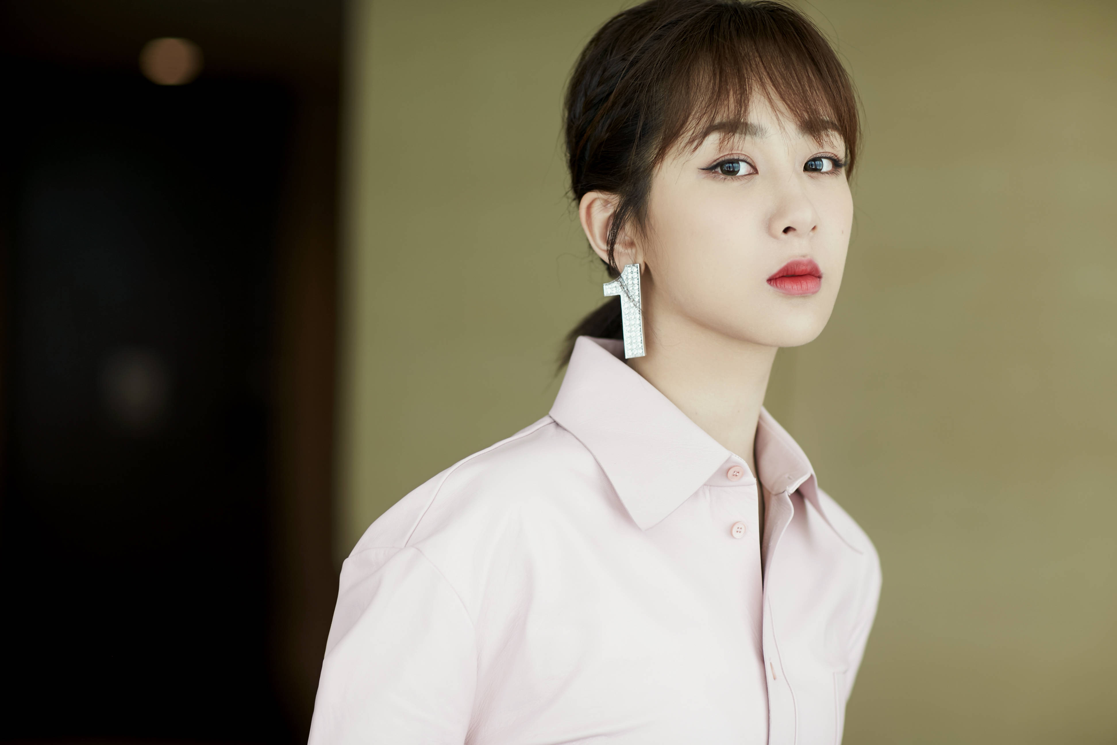 已经有20多年的演戏经验了,演过很多经典的作品,新晋成为90后收视女王