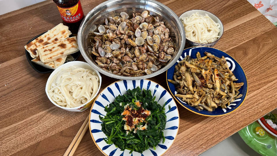 青岛一家6口的晚餐,在朋友圈火了,网友:吃得太寒酸,没眼看_花甲_菠菜