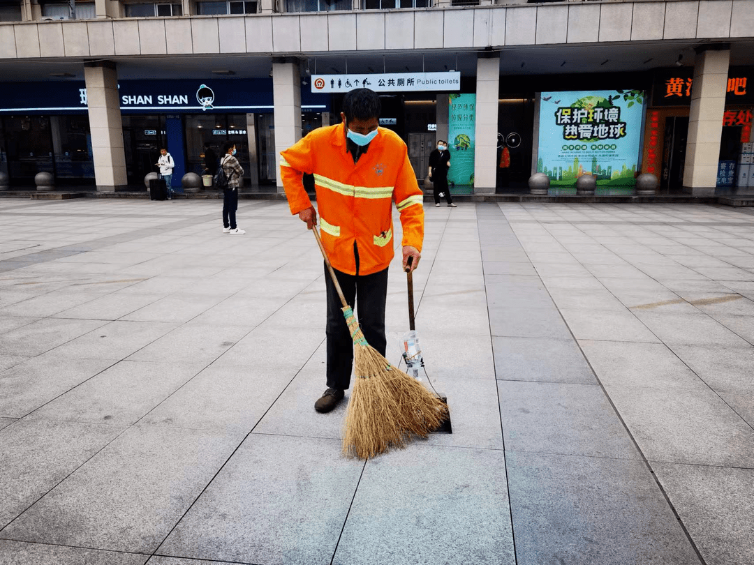 橙衣侠 绿衣侠 黄衣侠 他们以平凡的坚守诠释劳动精神 工作 火车站西广场 城市