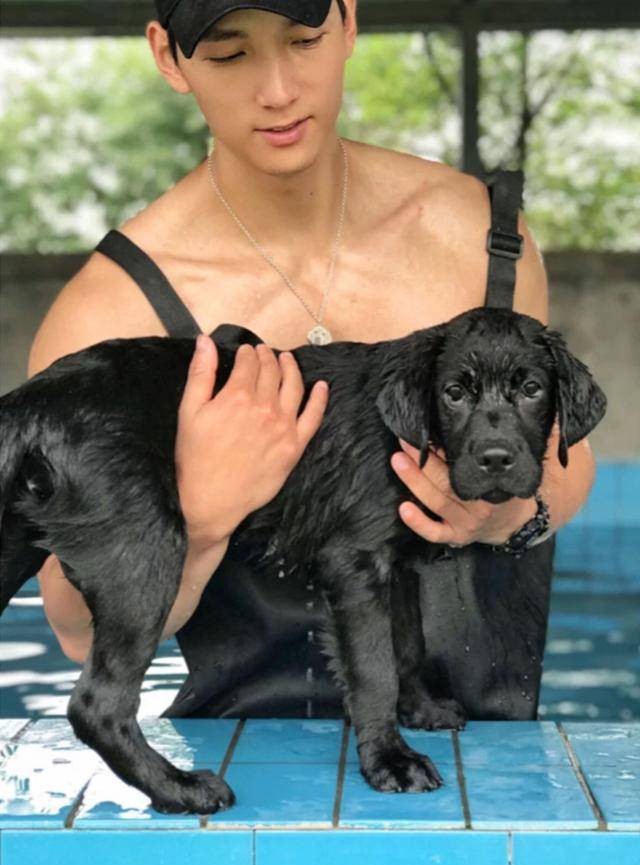 从排骨精到被网友称为肌肉标本,这位健身达人,终于拍片了_郭明骏_身材