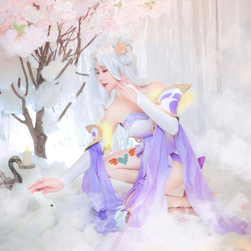 小姐姐光脚cos嫦娥,蹲下那一刻,网友:羡慕那只兔子_什么_美的_都曾