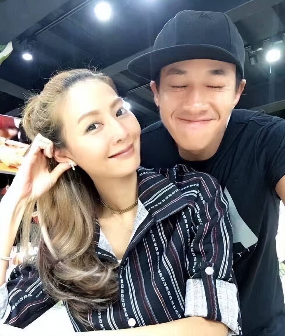 46岁何润东结婚6年没生育 把小8岁老婆当女儿宠 自称宠物狗爸爸 Peggy 老公 因为