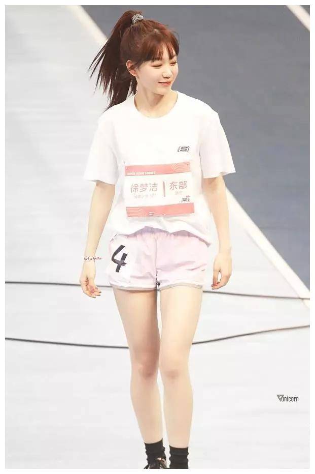 原创上帝放弃101女孩徐梦洁的腿了当她穿短裤时小腿比男生还粗