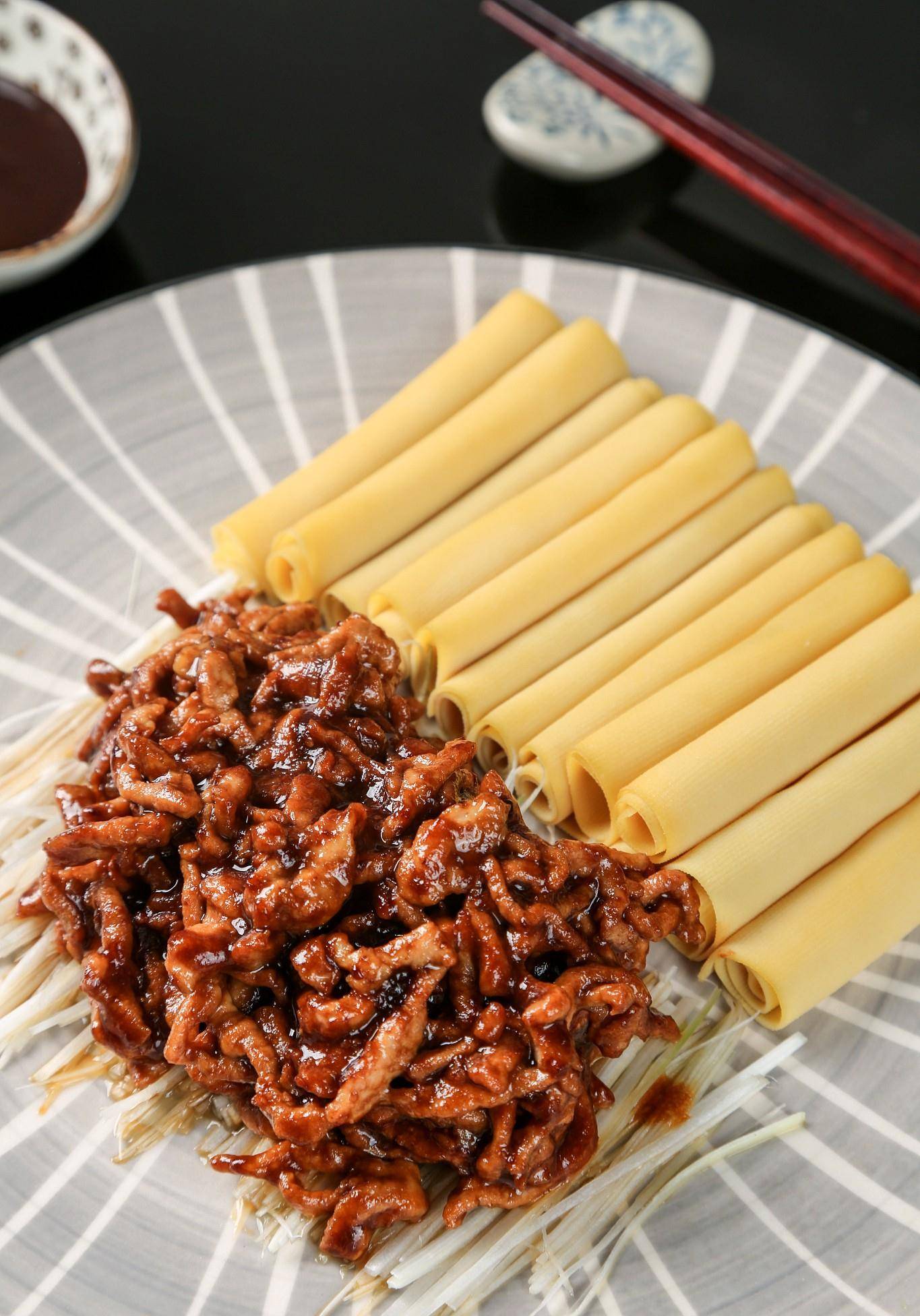 京菜系不乏北京烤鸭,驴打滚,京酱肉丝等赫赫有名的名菜,为何不在八大