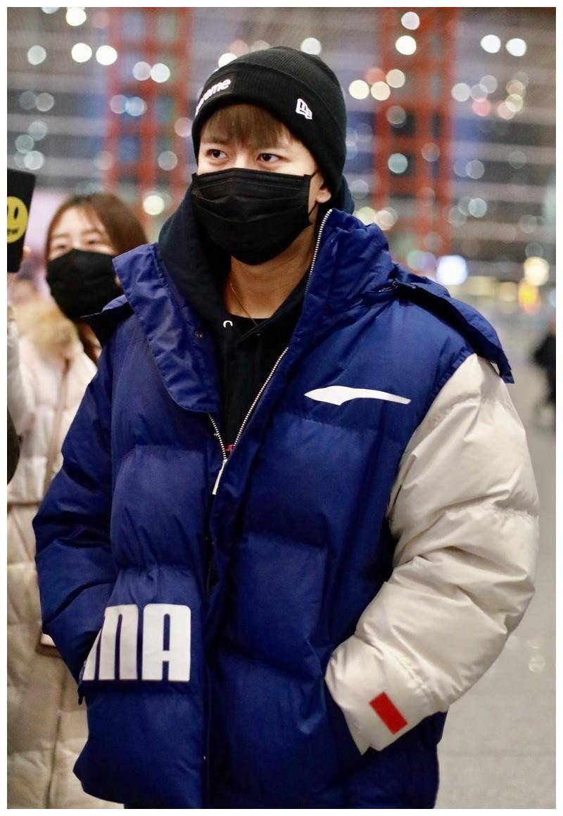 任嘉伦拼色羽绒服走机场包裹厚重不见好身材178cm身高腿真短