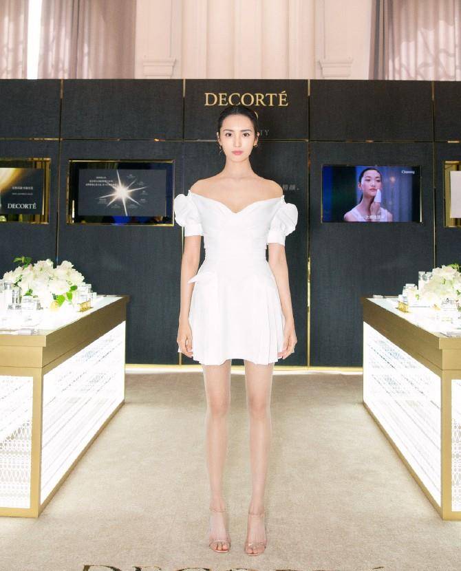 她与李现主演《河神》,今穿v领丝质睡袍,赤脚拍照尽显活力时尚_王紫璇