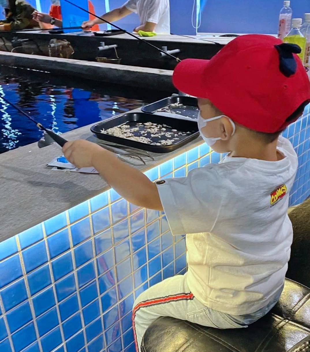 原创胡杏儿夫妇带长子钓虾两岁李奕霆认真模样超萌被赞钓虾专家