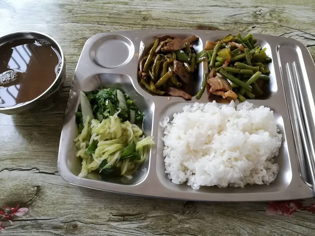 其实从照片中我们也能看到,基本上都是绿叶菜,可能是大锅饭的原因