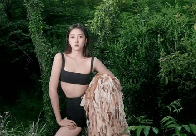 原创关晓彤真是性感绝缘体新大片穿抹胸摆pose一脸僵硬浪费好身材