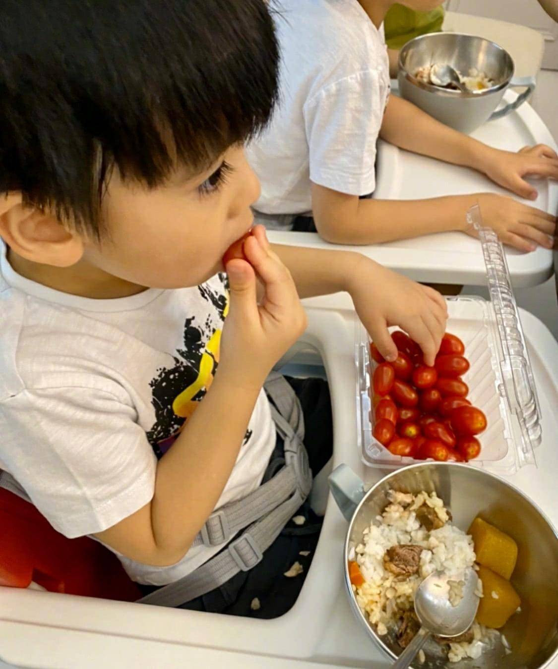 原创林志颖晒双胞胎儿子吃番茄近照凯凯侧颜意外抢眼大眼长睫毛颜值