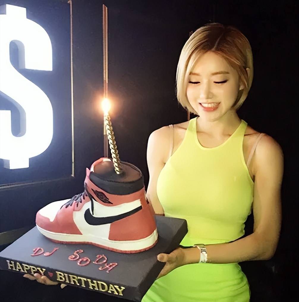 乘务长在飞机上性感自拍被迫解除劳动关系自由是有边界的