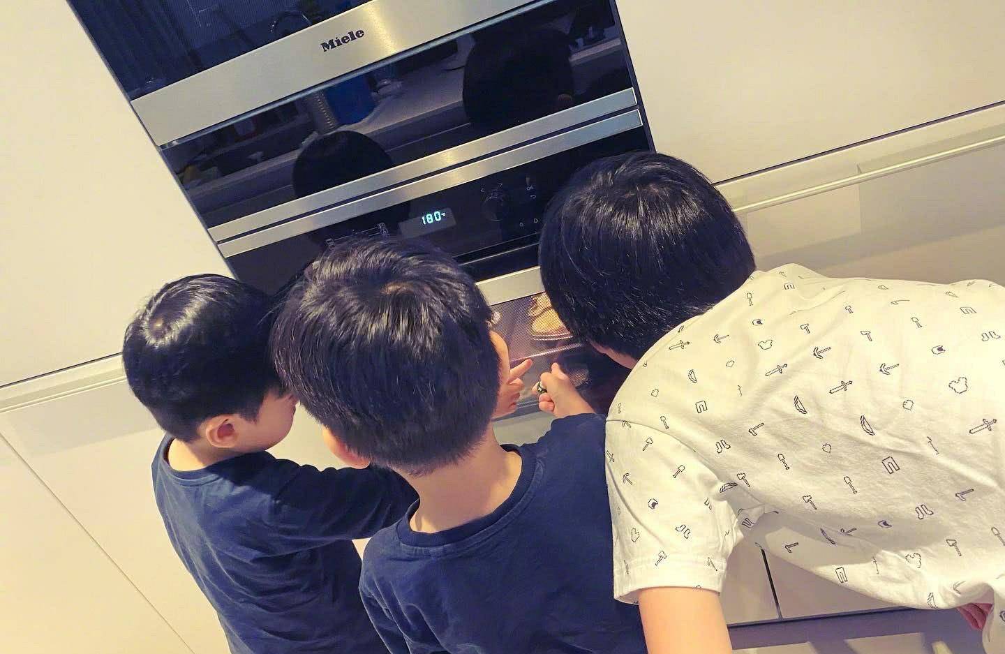 原创林志颖晒双胞胎儿子吃番茄近照凯凯侧颜意外抢眼大眼长睫毛颜值