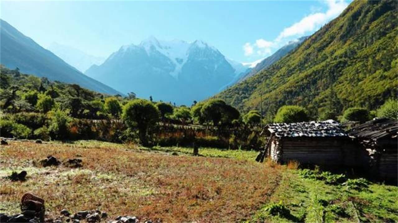 西藏雪山脚下的小村落，小到只有4户人家，与世隔绝不被人知晓