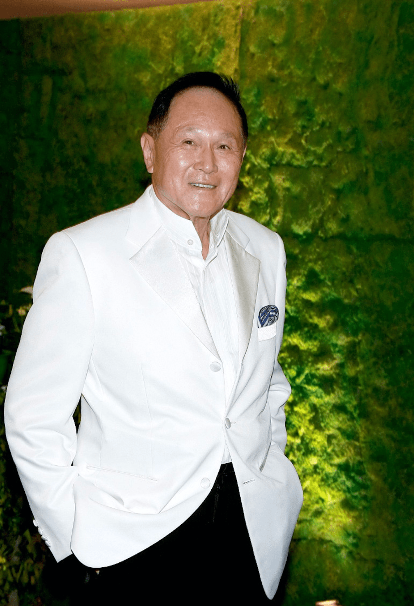 85岁赵世曾第三度做爷爷打扮入流探望孙子三代同堂合照很温馨